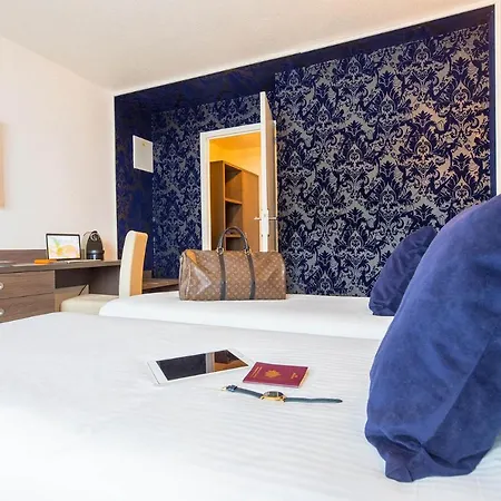 Madame - Olympic Hotel