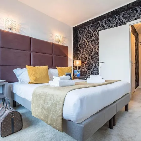 Madame - Olympic Hotel