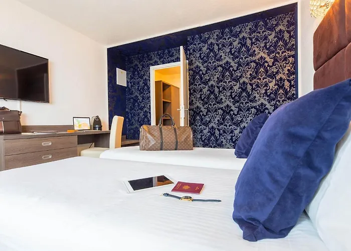 Madame - Olympic Hotel